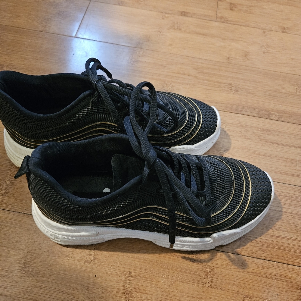 MASSEY, Women's Size 5 Lace Ankle Tennis Shoes. Black with gold trim. Excellent.